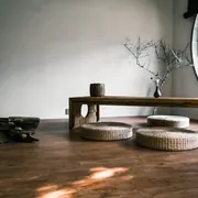 Wohnraum mit dunklem Parkettboden