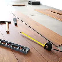Werkzeug für die Laminatverlegung: Hammer, Wasserwaage und Maßband