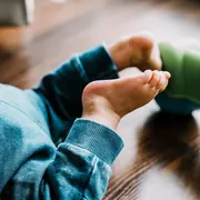 Kinderfüße auf geöltem Holzboden