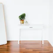 Heller Raum mit Holzboden